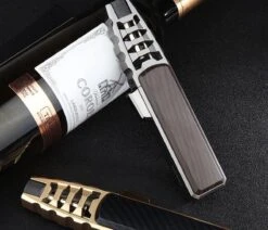 Merkloos Turbo Jetflame Aansteker - Gasbrander - Vuurwerk Torch - Crème Brûlée Brander - BBQ En Sigaren Aansteker - Windproof - Carbon Met Goudkleurige Metalen Behuizing -Keuken Grill Promotie 1200x1028 2