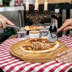 Boska Pizzaplank Friends L - BBQ Accessoires - Eikenhout - Handige Opvanggeul - Ø 34 Cm 20 Boska Pizzaplank Friends L - BBQ Accessoires - Eikenhout - Handige Opvanggeul - Ø 34 Cm -Keuken Grill Promotie 1200x1200 350