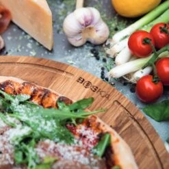 Boska Pizzaplank Friends L - BBQ Accessoires - Eikenhout - Handige Opvanggeul - Ø 34 Cm 21 Boska Pizzaplank Friends L - BBQ Accessoires - Eikenhout - Handige Opvanggeul - Ø 34 Cm -Keuken Grill Promotie 1200x1200 351