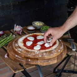 Boska Pizzaplank Friends L - BBQ Accessoires - Eikenhout - Handige Opvanggeul - Ø 34 Cm 30 Boska Pizzaplank Friends L - BBQ Accessoires - Eikenhout - Handige Opvanggeul - Ø 34 Cm -Keuken Grill Promotie 1200x1200 359