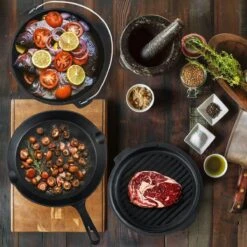 Dutch Mountains Gietijzeren Pannenset 7-delig - Dutch Oven – Braadpan - Grillpan - Hapjespan - Kookset In Houten Transportkist - Deksellifter - Brander -Keuken Grill Promotie 1200x1200 363