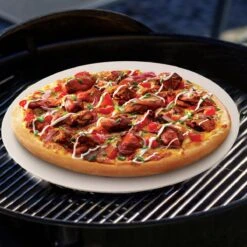 MaxxHome Pizzasteen - BBQ Steen - Pizzasteen Voor De Lekkerste Bereiding Van Een Pizza Op Jouw Barbecue Of In De Oven - Pizza Steen Rond - Medium (33 Cm) -Keuken Grill Promotie 1200x1200 441
