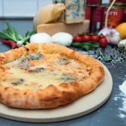 Boska Pizzasteen Deluxe - Voor Oven & BBQ - Knapperige Pizza's - Ø 29.5 Cm - BBQ Accessoires -Keuken Grill Promotie 1200x1200 460