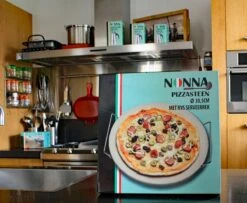 Nonna Pizzasteen Ø30,5 Met RVS Serveerrek - Stenen Pizzaplaat / Ovenplaat (11mm Dik) Voor Oven En Barbecue (BBQ) - Maximaal 600 Graden Celcius 9 Nonna Pizzasteen Ø30,5 Met RVS Serveerrek - Stenen Pizzaplaat / Ovenplaat (11mm Dik) Voor Oven En Barbecue (BBQ) - Maximaal 600 Graden Celcius -Keuken Grill Promotie 1200x985 1