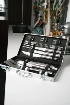 Sens Design BBQ Accesoires - 18 Delig - BBQ Gereedschapset Koffer -Keuken Grill Promotie 800x1200 13