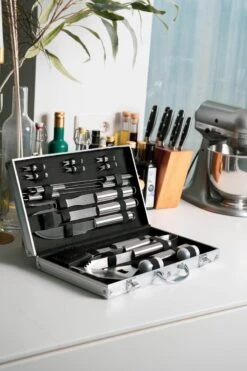 Sens Design BBQ Accesoires - 18 Delig - BBQ Gereedschapset Koffer -Keuken Grill Promotie 800x1200 14