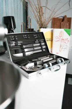 Sens Design BBQ Accesoires - 18 Delig - BBQ Gereedschapset Koffer -Keuken Grill Promotie 801x1200 1